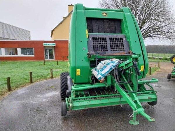 Presse à balles rondes John Deere 864