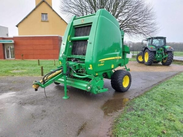 Presse à balles rondes John Deere 864