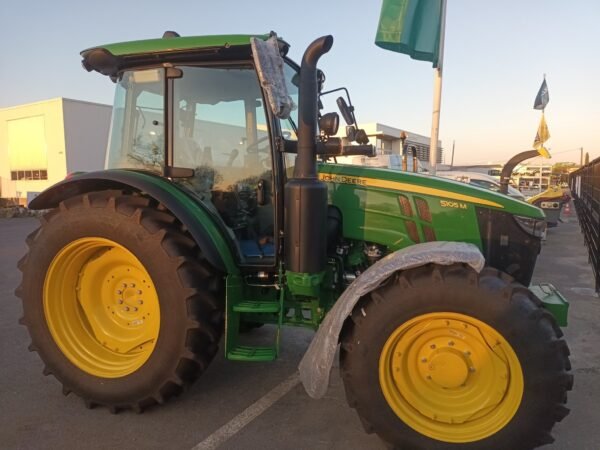 Tracteur agricole John Deere 5105M